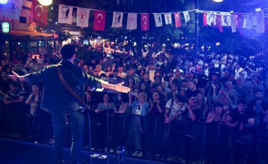 Gençlik coşkusu Bornova sokaklarında yükseliyor