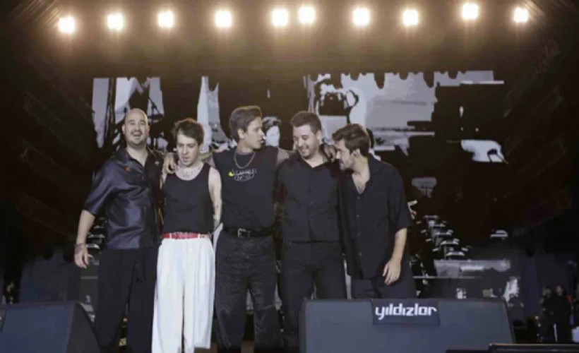 Gitaristi Erdoğan’ı eleştirmişti… Belediye konseri iptal etti!