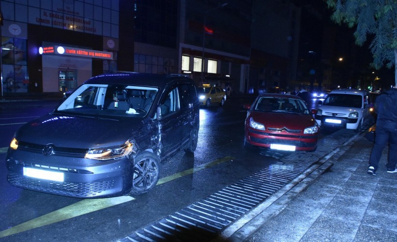 Hafif ticari araç, park halindeki 3 otomobile çarptı: 2 yaralı