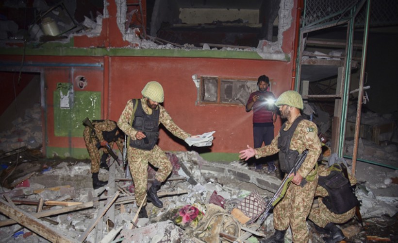 Hindistan vurdu, Pakistan karşılık verdi: En az 36 ölü