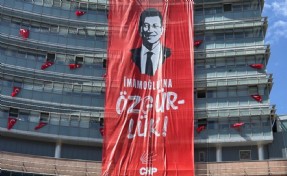 İmamoğlu'nun resimlerinin yasaklanmasının ardından CHP'de dev pankart