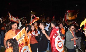 İzmir'de Galatasaraylılar şampiyonluğu kutladı