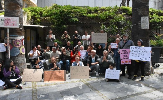İzmir'de esnaftan Konak Belediyesi'ne 'tezgah' tepkisi