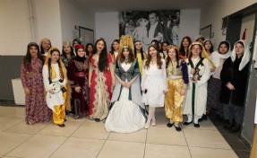 İzmir'de lise öğrencileri atık malzemelerden tarihi kadın kostümleri tasarladı