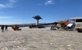 İzmir'de sahne kurulumu sırasında vinç devrildi!