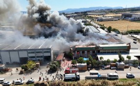 İzmir'de sandalye fabrikasında yangın