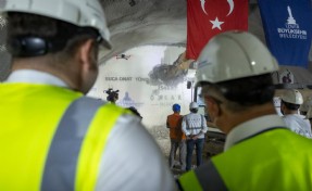 İzmir'in tarihi projesi Onat Tüneli’nde ışık göründü