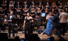 İzmir sanatla buluştu: 'Yaza merhaba' konserine yoğun ilgi