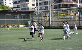 Karşıyaka'da kız öğrencilere futbolu sevdirmek için turnuva