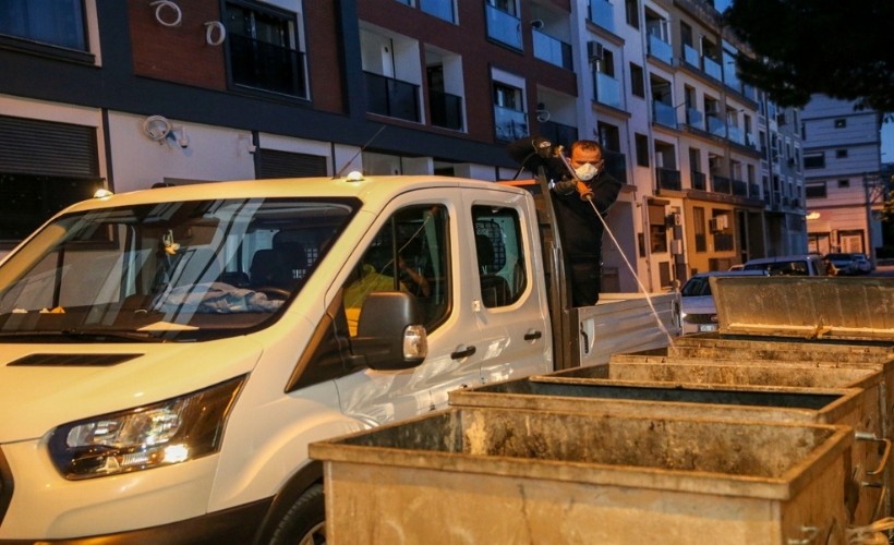 Karşıyaka Belediyesi ekipleri karasineklerle mücadele için harekete geçti: Çöp konteynerleri ilaçlanıyor