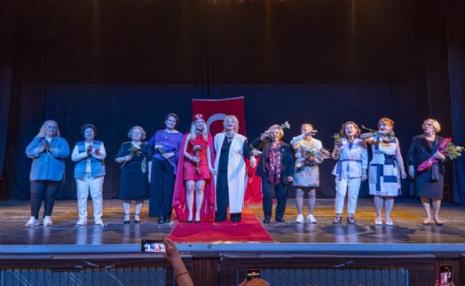 Karşıyaka’nın çınarlarından renkli defile