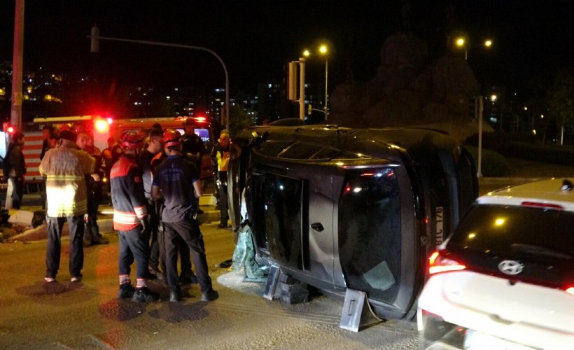 Kavşakta takla atan otomobil, trafik lambasına çarptı!