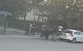 Komşuların kavgası kamerada: Önce çocuklar tartıştı, sonra ebeveynler