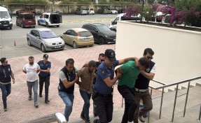 Makas atıp, kendilerini durduran polislere saldıran alkollü sürücü ve 2 arkadaşı serbest