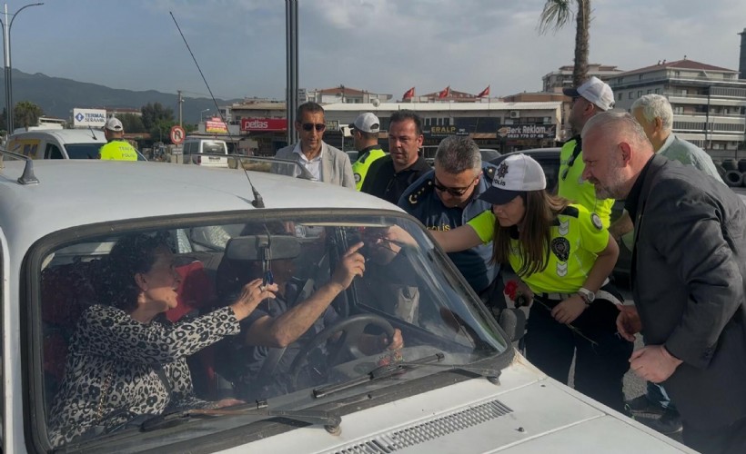 Menemen'de çilek ikramlı trafik denetimi
