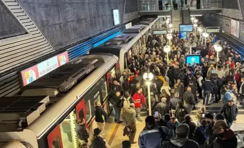 İzmir Metro'da sabah mesaisi çilesi!