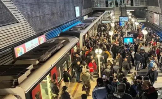 İzmir Metro'da sabah mesaisi çilesi!