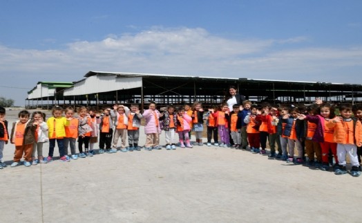 Çiğli Belediyesi’nden çocuklara doğa ve hayvanlarla iç içe unutulmaz bir gün