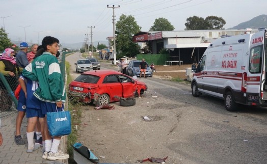 Muğla’da iki otomobilin çarptığı kaza kamerada: 6 yaralı