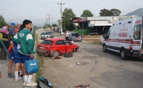 Muğla’da iki otomobilin çarptığı kaza kamerada: 6 yaralı