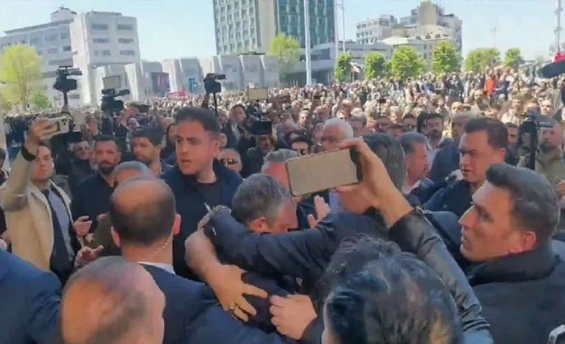 Özel’e Sırrı Süreyya Önder anmasının yapıldığı AKM çıkışında saldırı; siyasi isimlerden peş peşe açıklamalar!