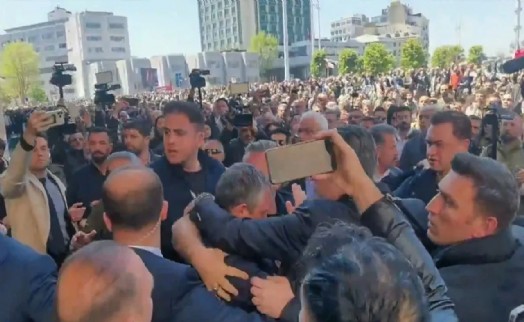Özel’e Sırrı Süreyya Önder anmasının yapıldığı AKM çıkışında saldırı; siyasi isimlerden peş peşe açıklamalar!