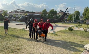 Paraşütle kayalıklara düşen turist, askeri helikopterle kurtarıldı