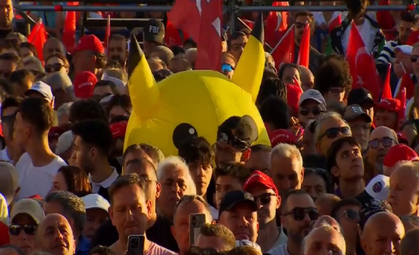 Pikachu bu kez İzmir’de görüldü!