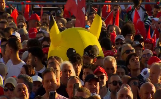 Pikachu bu kez İzmir’de görüldü!