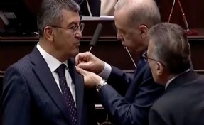 Rozet takma törenine dikkat çeken diyalog: Özlem Zengin mikrofonu kapattı