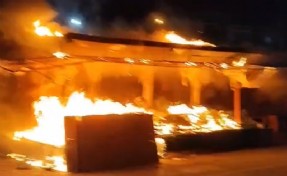 Sebze- meyve tezgahının alev alev yanması kamerada