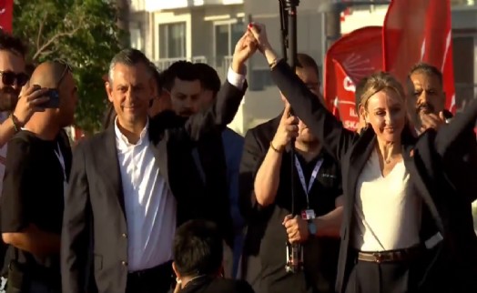 Tarihi İzmir mitinginde ‘Ösen’ sürprizi: Rozetini Özel taktı: 'CHP, Cumhuriyet’in bağımsız kalan son kurumudur'