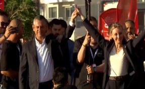Tarihi İzmir mitinginde ‘Ösen’ sürprizi: Rozetini Özel taktı: 'CHP, Cumhuriyet’in bağımsız kalan son kurumudur'