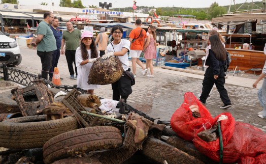 Seferihisar'da temizlik etkinliği: Deniz dibinden onlarca kilo atık çıkarıldı