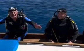 Son sünger avcısı ‘Aksona Mehmet’, denize ilk girişinin 60'ıncı yılını Ata Demirer ile dalış yaparak kutladı