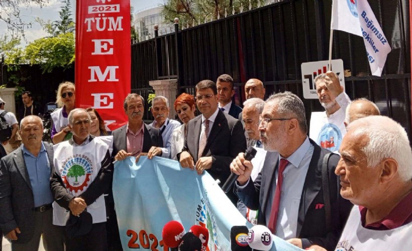 TÜİK önünde emeklilerden protesto