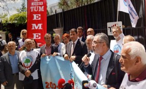 TÜİK önünde emeklilerden protesto