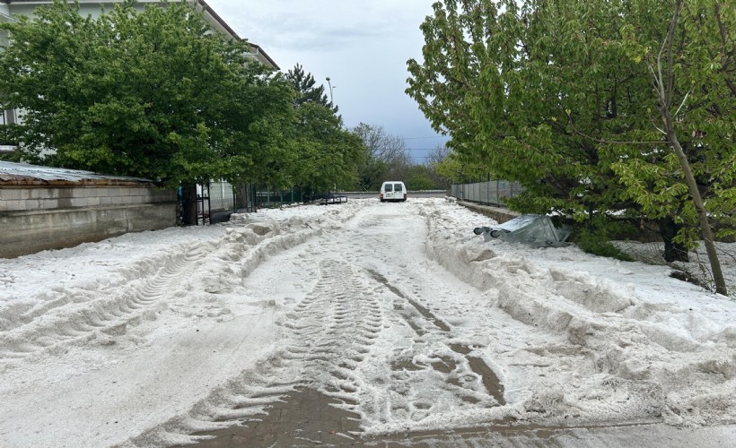 Uşak'ta dolu etkili oldu