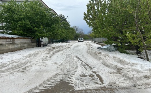 Uşak'ta dolu etkili oldu