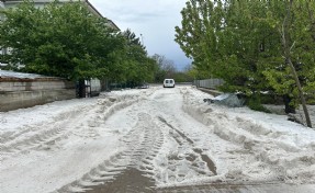 Uşak'ta dolu etkili oldu