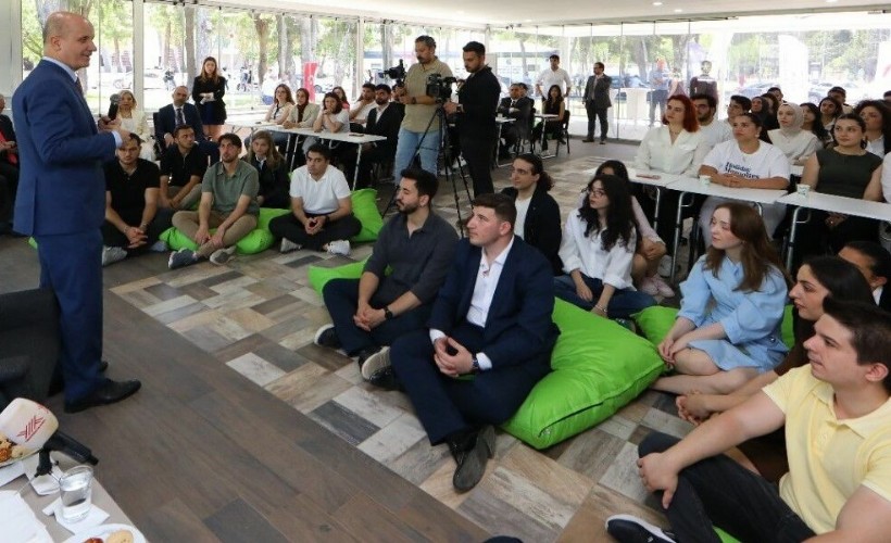 YÖK Başkanı Prof. Dr. Özvar, Bilim İletişimi Ofisi'nde gençlerle buluştu