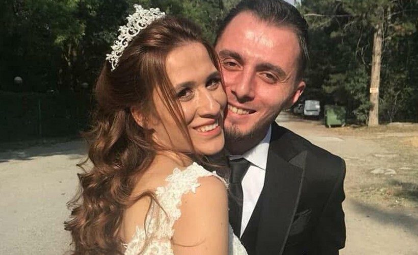 Dekoratif kemer üzerlerine devrilmişti; Doktorun ardından eşi de kurtarılamadı