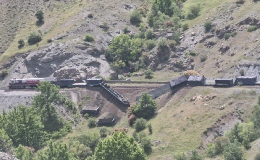 Yük treni raydan çıktı: Vagonlar vadiye devrildi