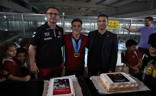 Adem Asil'e İzmir'de özel karşılama