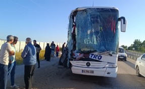 Afyon'da korkunç kaza! Yolcu otobüsü TIR'a çarptı: 26 yaralı