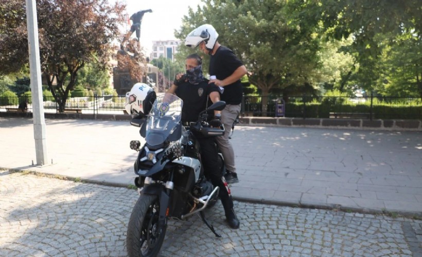 Afyon'da polis motosikletle öğrencileri sınava yetiştirdi