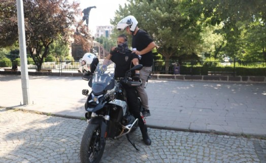 Afyon'da polis motosikletle öğrencileri sınava yetiştirdi