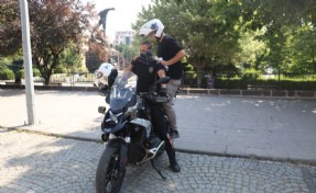 Afyon'da polis motosikletle öğrencileri sınava yetiştirdi