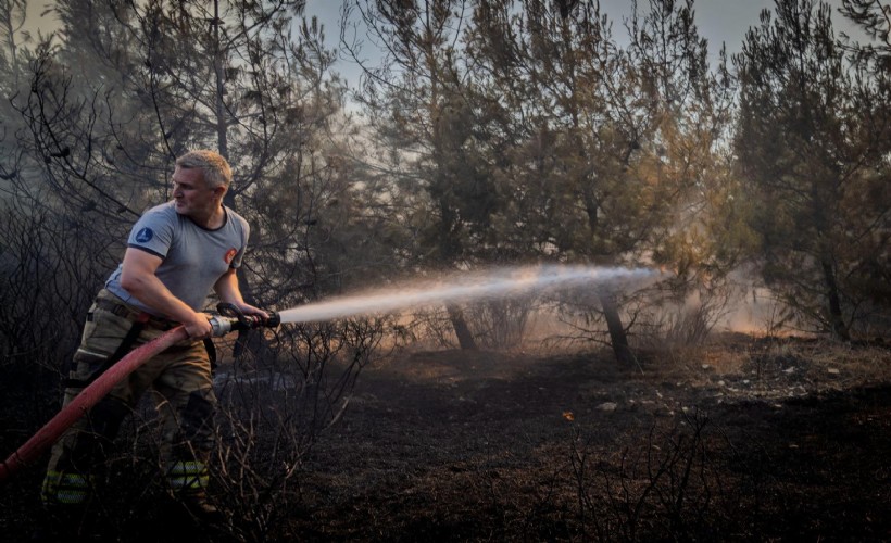 Aliağa ve Foça’da yangınla mücadele sürüyor