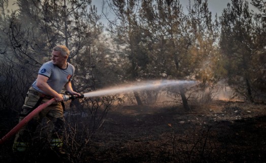 Aliağa ve Foça’da yangınla mücadele sürüyor
